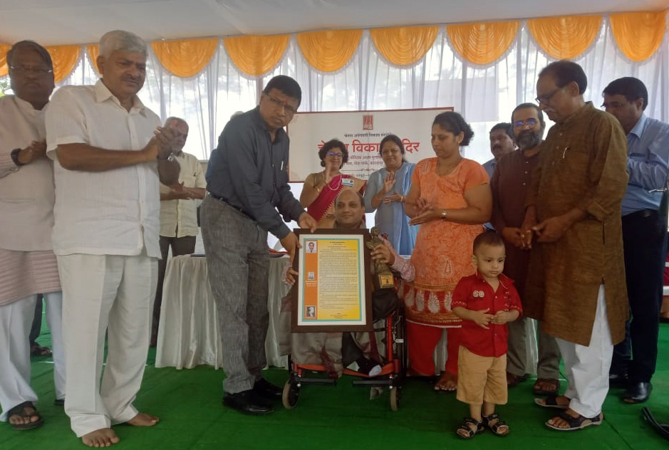 Chetna Vikas Mandir, Kolhapur felicitated by “Helen Keller” Award (Social Service) by Commissioner Mr. Kalshetti